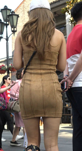 米色包臀裙鸭舌帽罗马鞋美女