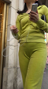 重口味鸭舌帽运动装街拍美女