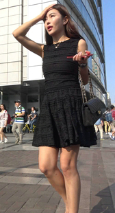 街拍黑色连衣裙高跟鞋美女