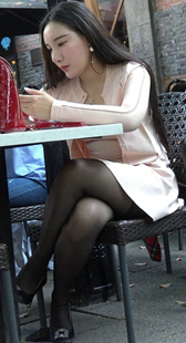 粉衣街拍黑丝美女喝下午茶