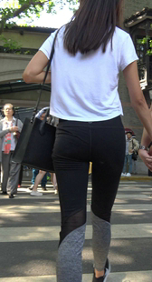 黑色紧身弹力裤运动鞋白T恤美女