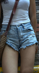 街拍白T恤高腰牛仔热裤美女