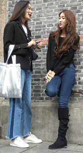 牛仔裤黑色皮裙街拍美女