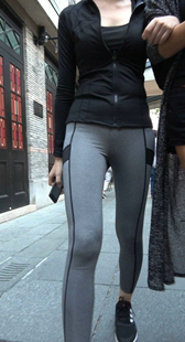 街拍灰色弹力裤运动鞋美女