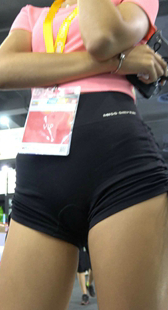 粉T恤热裤翘臀靓模