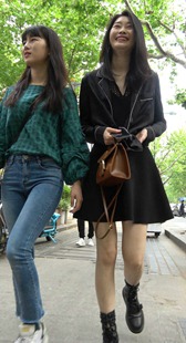 街拍黑裙牛仔两少女