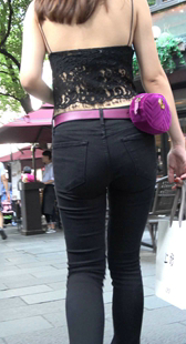 街拍蕾丝镂空吊带装紧身裤美女