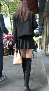 黑色短裙长筒靴粉衣甜美美女