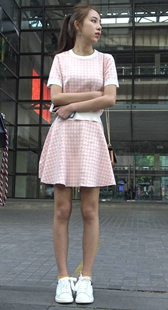 粉色格子连衣裙天生丽质