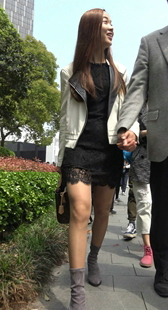 黑色蕾丝连衣裙街拍美女