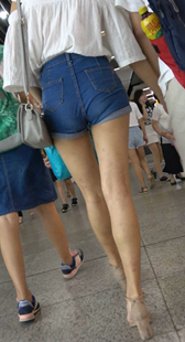 街拍美腿高腰牛仔热裤白衬衫高挑少女