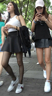 白T恤短裙黑丝袜丰满美女