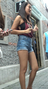 高腰牛仔热裤翘臀背心美女