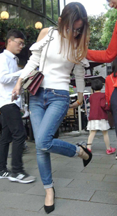 紧身牛仔裤白衬衫美女