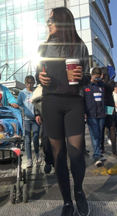 黑色紧身弹力裤运动鞋美女