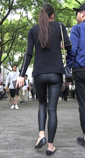 黑色紧身皮裤气质马尾辫美女