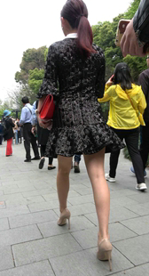 米色高跟鞋连衣裙美腿美女