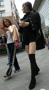 黑色长靴热裤小西装街拍美腿