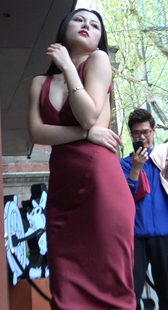 性感深红色露背裙美女摆拍