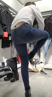 试鞋的紧身蓝牛豹纹内内美女