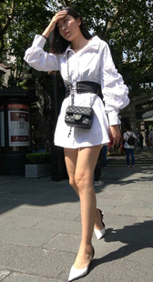 天生丽质白色连衣裙街拍美腿气质少女