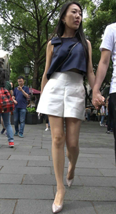 白色短裙街拍美腿美足女神