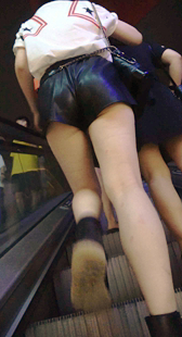 紧身包臀皮短裤少妇