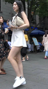 性感好身材白色超短裙白富美