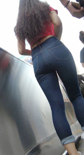 红T恤曼妙小蛮腰紧身蓝牛美女