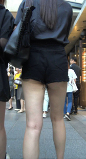 黑衣超短裤美臀墨镜美女