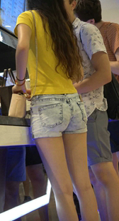 超短紧身热裤黄色T恤衫少女