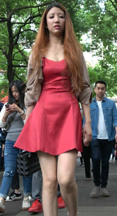 超气质红色连衣裙街拍美女