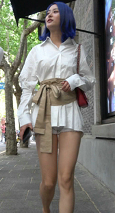 白色衬衫街拍美腿气质性感美女