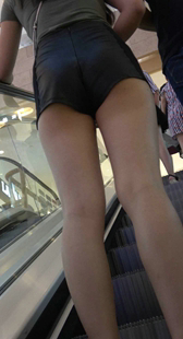 电梯翘臀短裤少妇