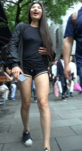 超短运动裤甜美笑容美女