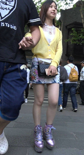 黄衣服花色包臀裙气质美女