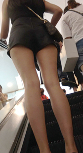 性感包臀黑短裤长腿少女