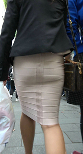 超级性感丰满爆乳街拍包臀裙御姐