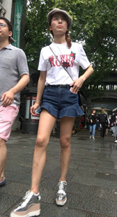 苗条细腿好身材白T恤美女