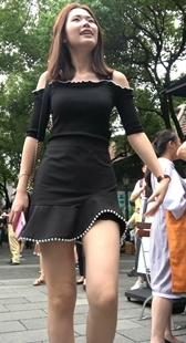 黑色连衣裙甜美可人大美女