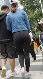 超紧身弹力裤鸭舌帽小姐姐