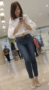 紧身蓝牛白衬衫高跟鞋气质美女