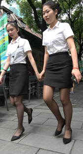 街拍包臀裙白衬衫黑丝高跟制服美女