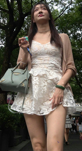 白色蕾丝V领连衣裙气质美腿美女