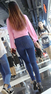 粉色T恤衫紧身牛仔裤好身材高跟美女