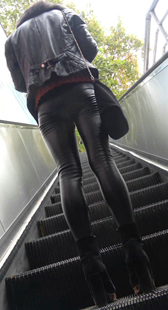 黑色皮裤MM上电梯