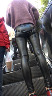 紧身黑色皮裤丰臀短发美女