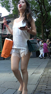 白衣短裤街拍美腿美女