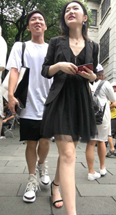 黑色蕾丝连衣裙美女