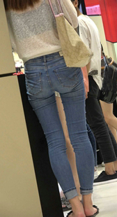 邻家女孩般亲切紧身蓝牛美女